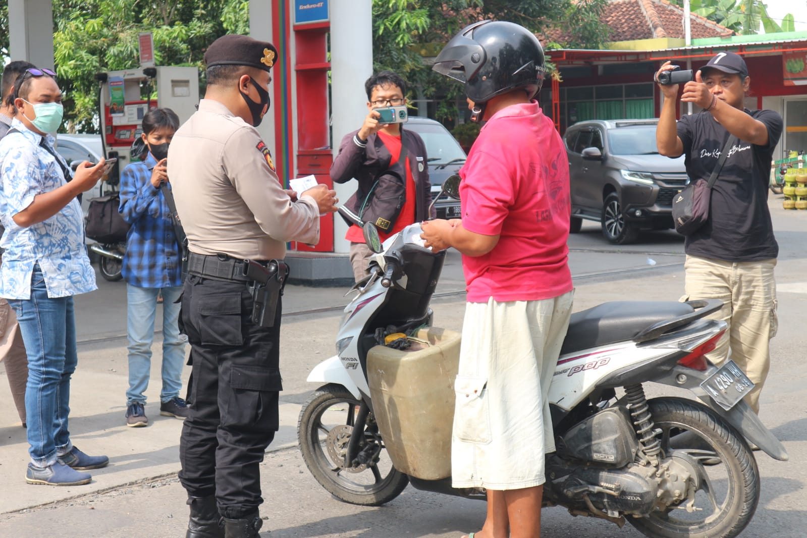 Polres Pati saat melakukan patroli di SPBU, Rabu (31/8/2022)