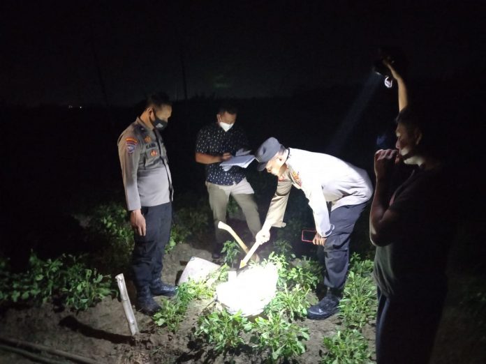 Jajaran kepolisian saat olah TKP penemuan mayat di ladang Kacang