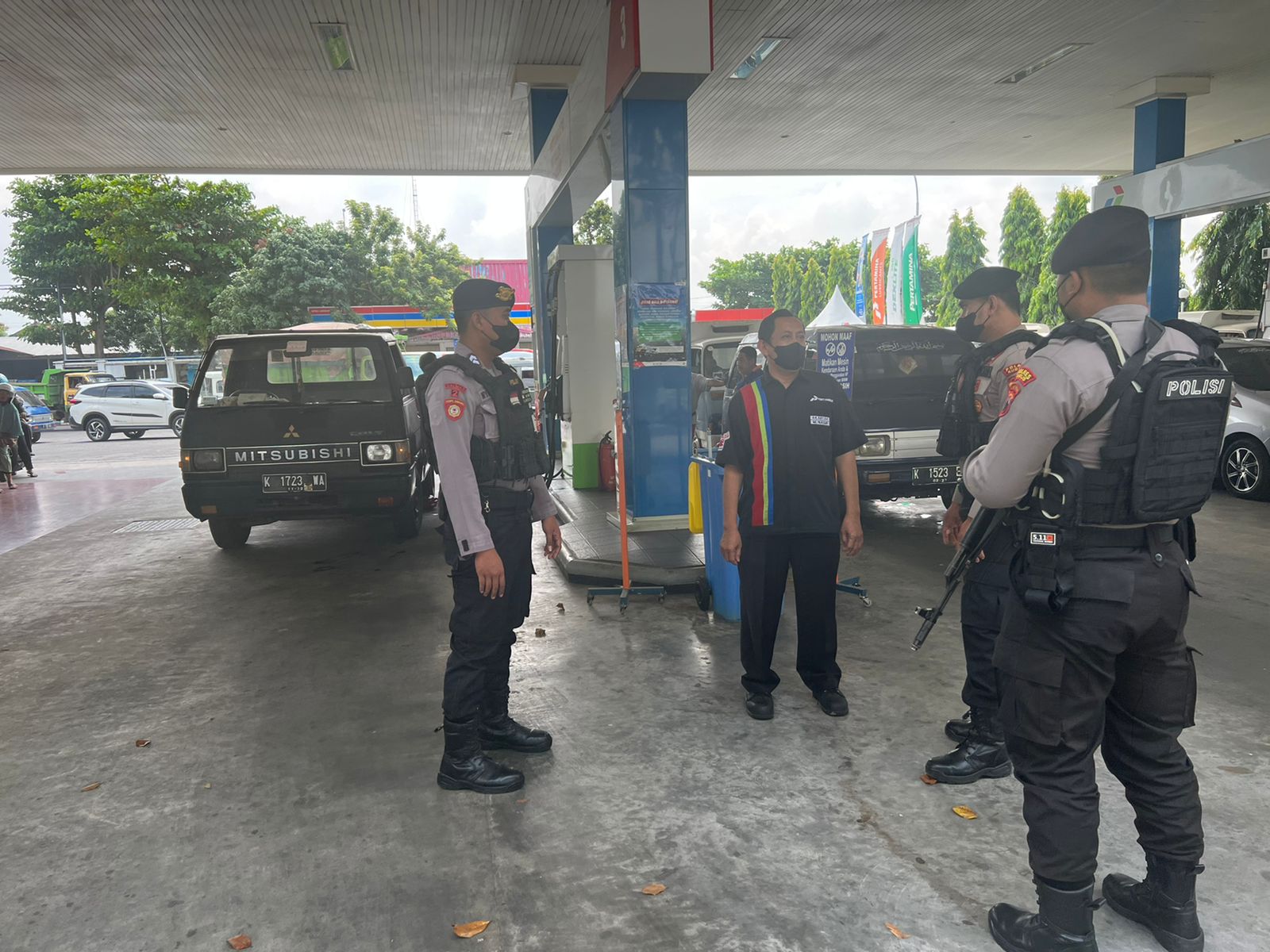 Tampak jajaran kepolisian melakukan pengamanan di SPBU Kudus, (Foto : Adam Naufaldo)