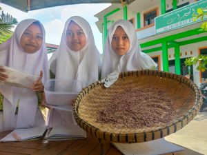 Tiga Siswi Kreatif yang berasal dari SMP Tahfiz Duta Aswaja Kudus, (Foto : Adam Naufaldo)