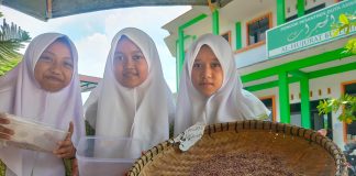 Tiga Siswi Kreatif yang berasal dari SMP Tahfiz Duta Aswaja Kudus, (Foto : Adam Naufaldo)