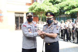 Kapolres Kudus AKBP Wiraga Dimas Tama bersama Kapolsek Kaliwungu AKP Asnawi yang resmi naik pangkat menjadi Komisaris Polisi, (Foto : Adam Naufaldo)