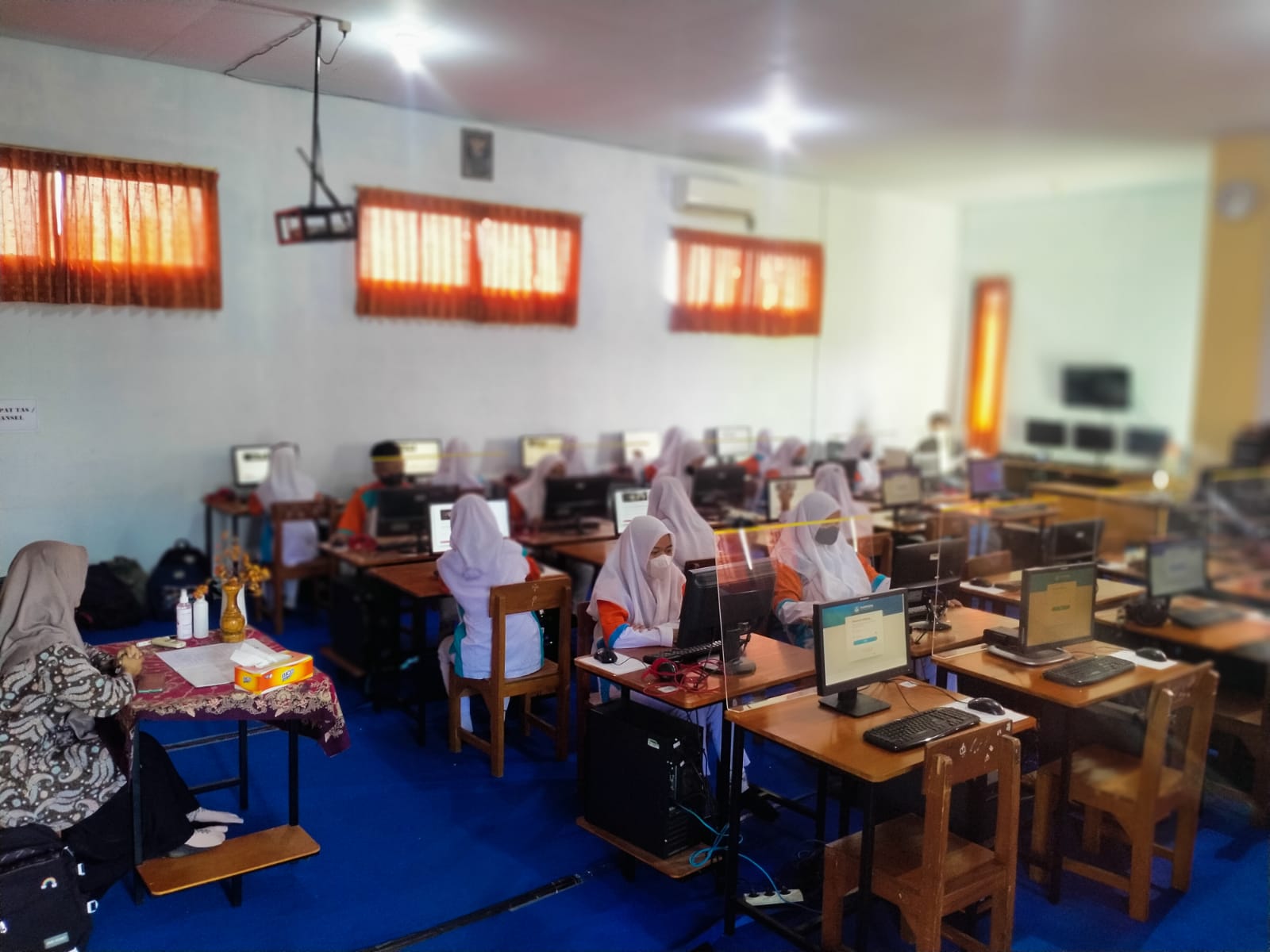 Siswi SMK Duta Karya mengikuti ANBK, (Foto : Adam Naufaldo)