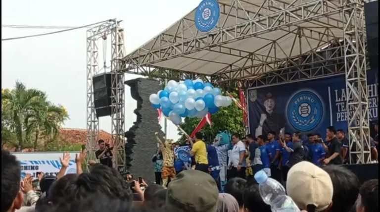 Kemeriahan Launching Jersey Persiku Kudus di Alun-alun Simpang Tujuh