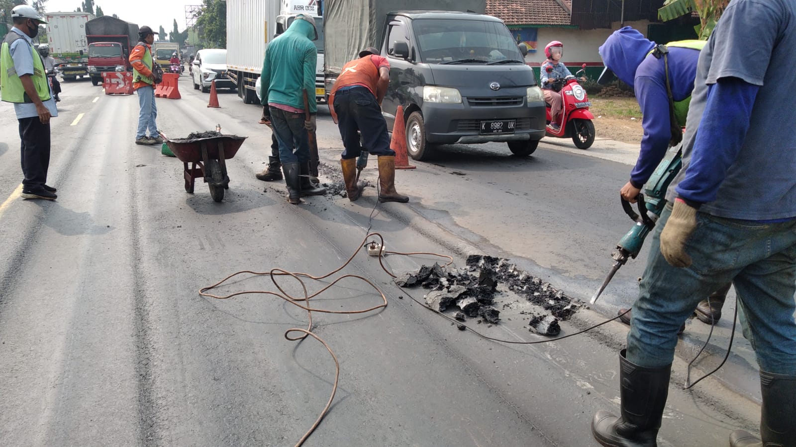 Perbaikan di Jalan Pantura Kudus-Pati KM 6, (Foto : Adam Naufaldo)
