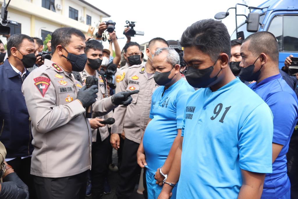 Tampak Irjen Pol Ahmad Luthfi Kapolda Jateng tengah menggali informasi kepada pelaku penimbunan BBM Subsidi, (Foto : Adam Naufaldo)