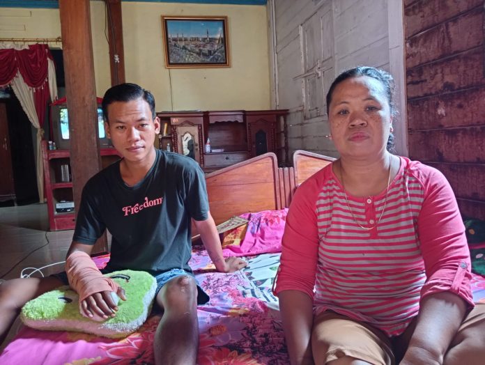 Supii (kanan) ibunda Agus Doni Saputra (kiri) korban kecelakaan di Guyangan