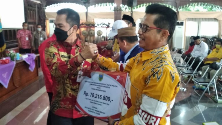 Pemkab Kudus Serahkan Hibah Bankeu Sepuluh Partai Politik