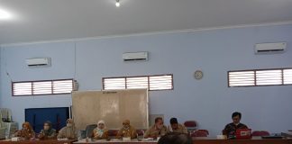 Dispermades Bahas PMK 128 tentang Pengelolaan Dana Desa bersama Kasi PMD