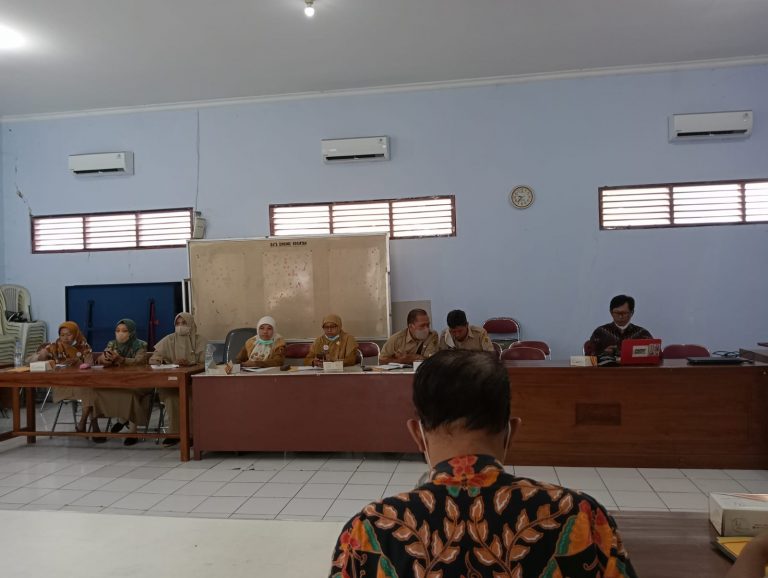 Dispermades Bahas PMK 128 tentang Pengelolaan Dana Desa bersama Kasi PMD