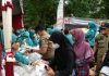 Tampak beberapa warga mengantri di stand bazar pangan murah