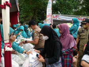 Tampak beberapa warga mengantri di stand bazar pangan murah