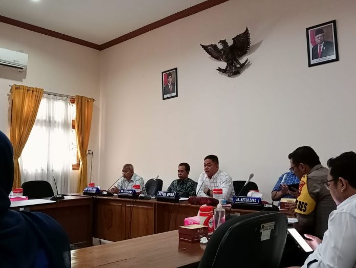 Pimpinan DPRD Kabupaten Pati menemui mahasiswa PMII dalam audiensi terkait dengan kenaikan BBM, Kamis (8/9/2022)