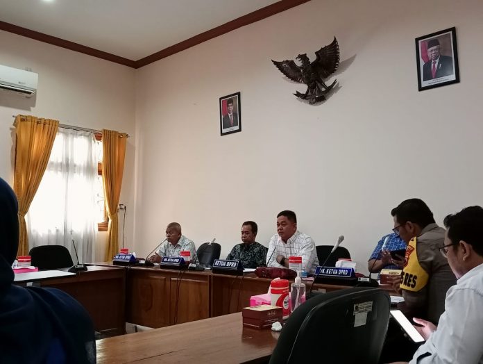 Pimpinan DPRD Kabupaten Pati menemui mahasiswa PMII dalam audiensi terkait dengan kenaikan BBM, Kamis (8/9/2022) Pimpinan DPRD Kabupaten Pati menemui mahasiswa PMII dalam audiensi terkait dengan kenaikan BBM, Kamis (8/9/2022)