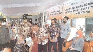 Simbolis, Pj Bupati Pati Henggar Budi Anggoro menyerahkan BLT BBM