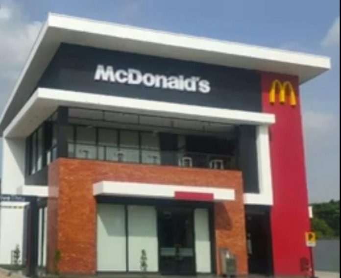 Gerai Pertama McDonald's di Jalan Raya Kudus KM (Foto : Adam Naufaldo)