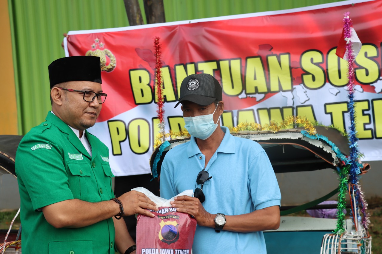 Tampak Kapolres Kudus bersama mahasiswa membagikan bansos kepada masyarakat yang serba kekurangan, (Foto : Adam Naufaldo)