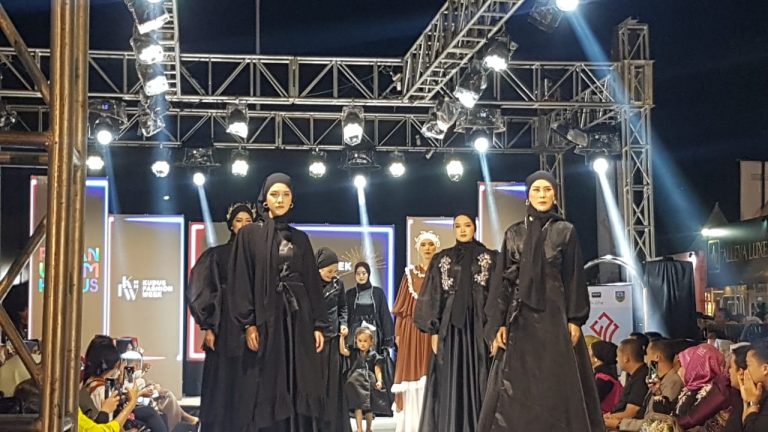 17 Brand Kudus Fashion Week Tampil di Alun-alun Simpang