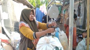 Tampak warga sedang menimbang sampah yang sudah dipilah