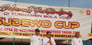 Anggota DPR RI, Sudewo (tengah) yang didampingi Ketua DPC Gerindra Pati, H. Hardi (kanan) saat pembukaan turnamen Bola Voli Sudewo Cup, Sabtu (17/9/2022