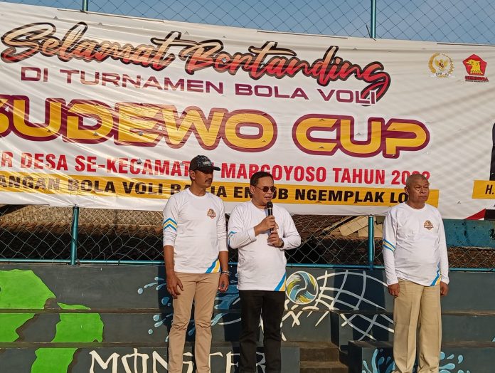 Anggota DPR RI, Sudewo (tengah) yang didampingi Ketua DPC Gerindra Pati, H. Hardi (kanan) saat pembukaan turnamen Bola Voli Sudewo Cup, Sabtu (17/9/2022