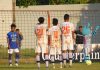 Pagar betis PSDB Demak saat pemain Persiku Kudus melakukan tendangan ke gawang