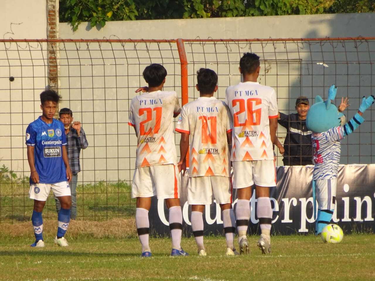 Pagar betis PSDB Demak saat pemain Persiku Kudus melakukan tendangan ke gawang