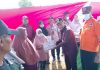 Penjabat (Pj) Bupati Pati, Henggar Budi Anggoro menyerahkan bantuan bagi korban bencana banjir Desa Tunjungrejo, Kecamatan Margoyoso, Kamis (22/9/2022)