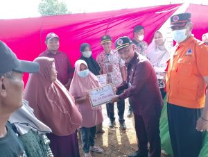 Penjabat (Pj) Bupati Pati, Henggar Budi Anggoro menyerahkan bantuan bagi korban bencana banjir Desa Tunjungrejo, Kecamatan Margoyoso, Kamis (22/9/2022)