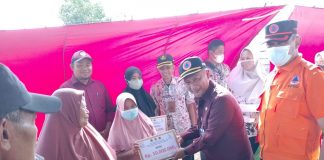 Penjabat (Pj) Bupati Pati, Henggar Budi Anggoro menyerahkan bantuan bagi korban bencana banjir Desa Tunjungrejo, Kecamatan Margoyoso, Kamis (22/9/2022)