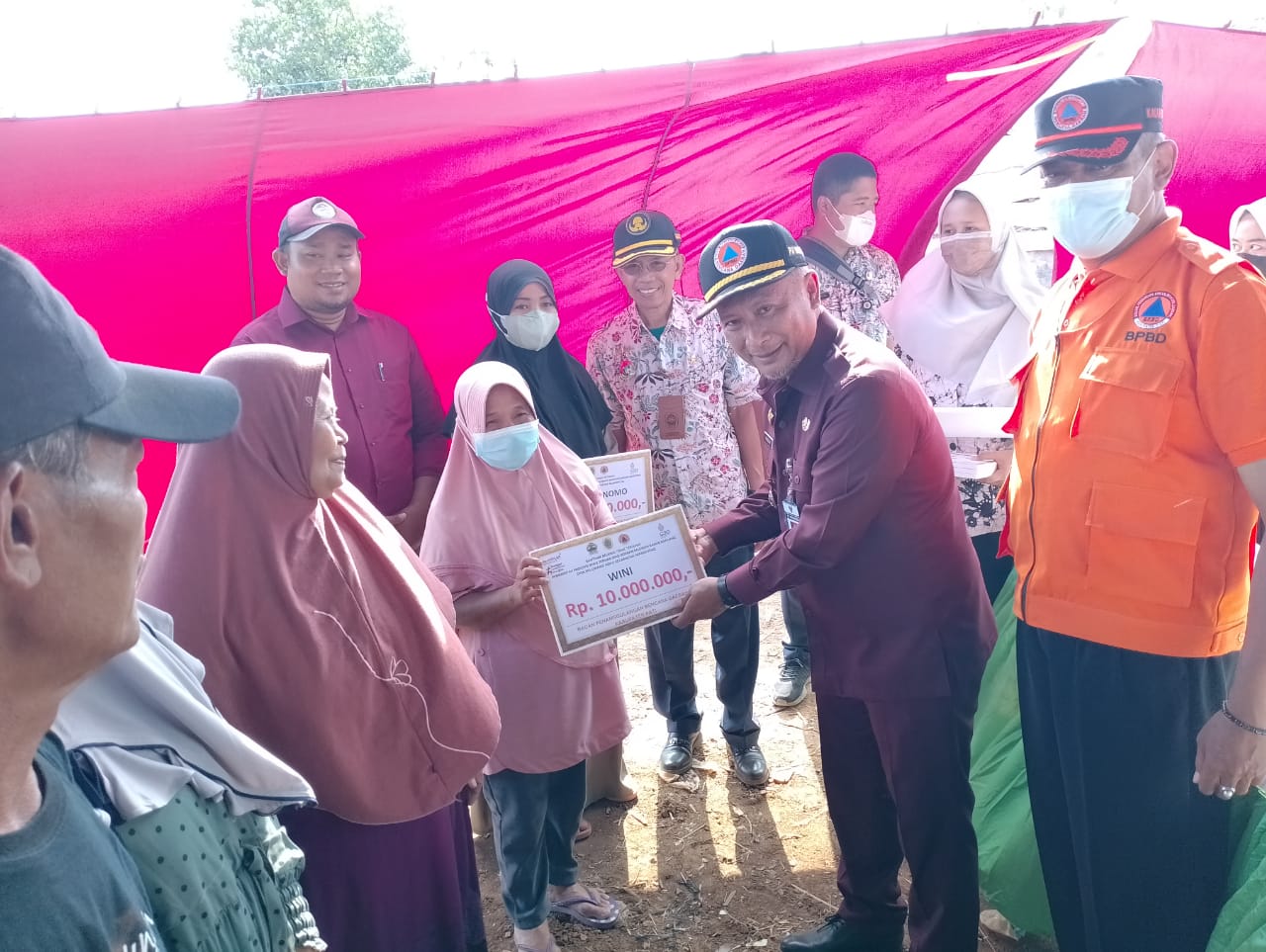 Penjabat (Pj) Bupati Pati, Henggar Budi Anggoro menyerahkan bantuan bagi korban bencana banjir Desa Tunjungrejo, Kecamatan Margoyoso, Kamis (22/9/2022)