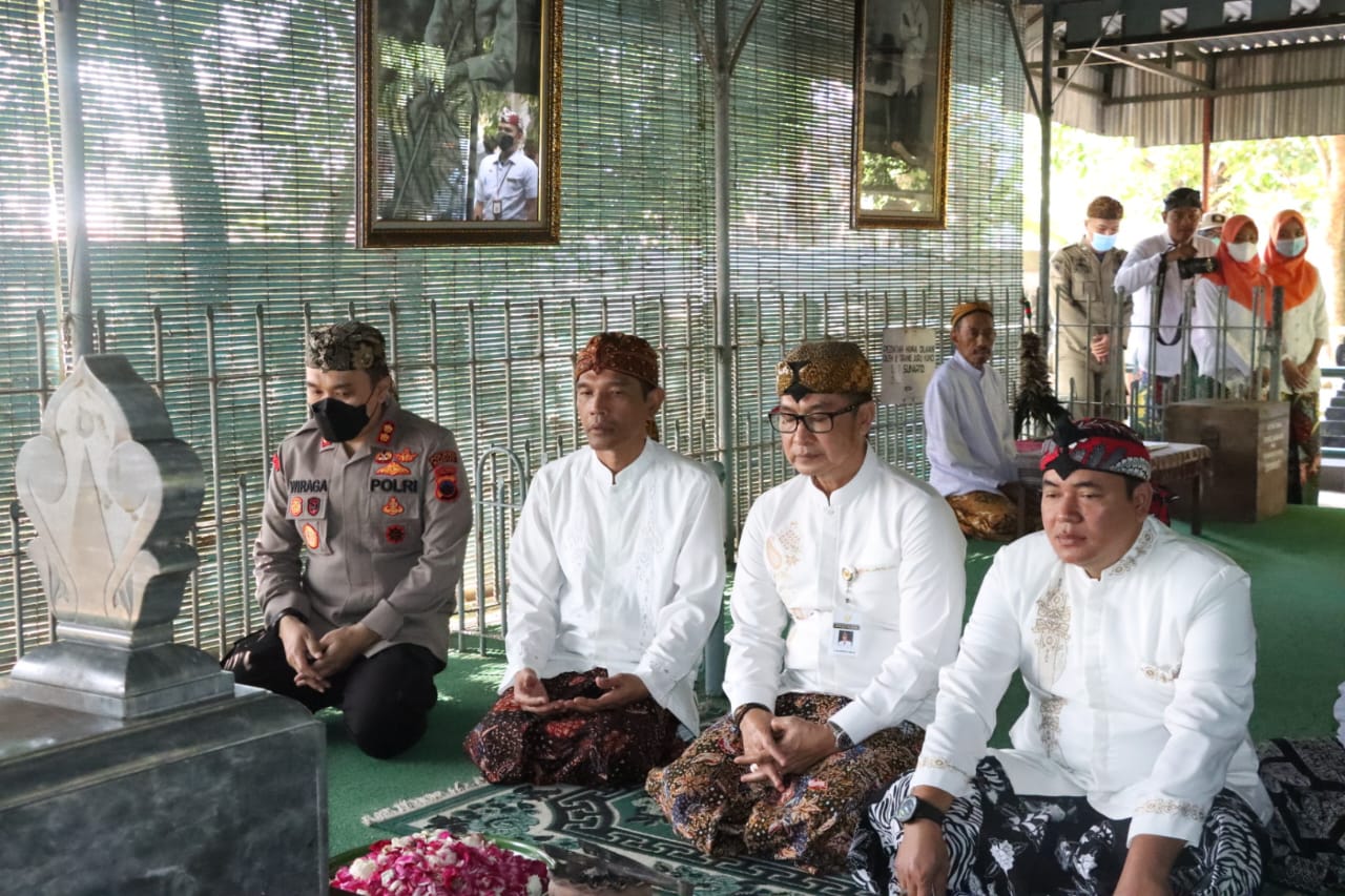 Polres Kudus bersama Forkopimda Ziarah ke makam Sidomukti Desa Kaliputu