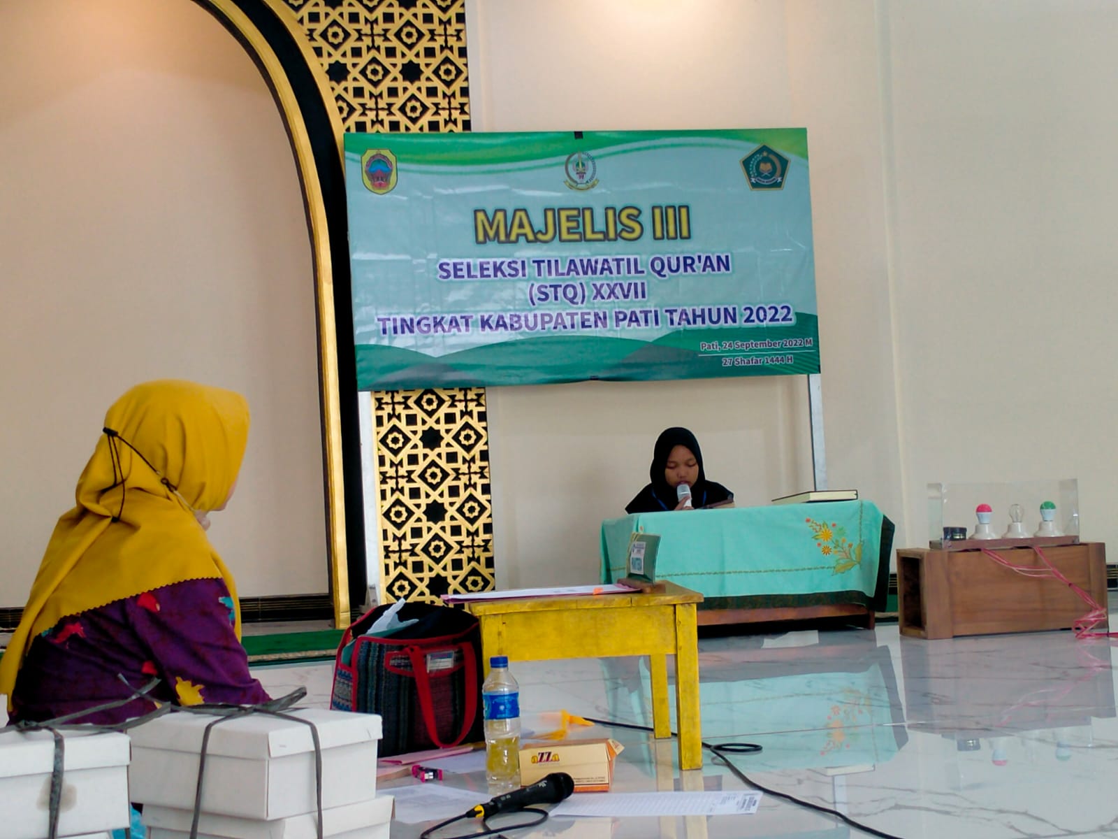 Seorang pelajar tengah membaca alquran dalam rangka mengikuti perlombaan STQ, Sabtu (24/9/2022