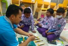Semangat anak-anak dalam ektrakurikuler robotik di ruang kelas