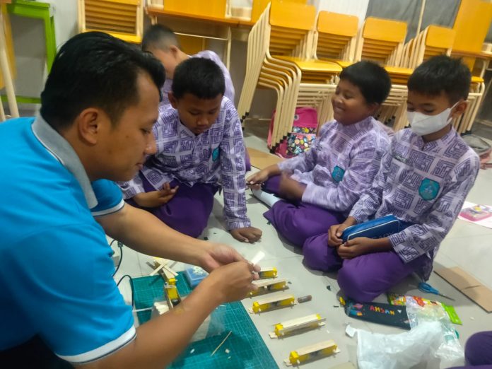 Semangat anak-anak dalam ektrakurikuler robotik di ruang kelas Semangat anak-anak dalam ektrakurikuler robotik di ruang kelas