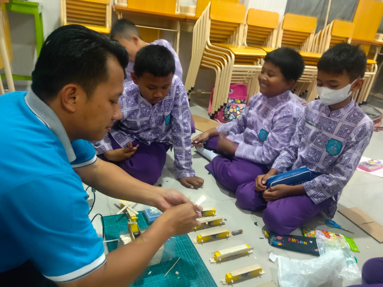 Semangat anak-anak dalam ektrakurikuler robotik di ruang kelas