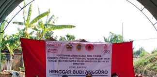 Penjabat (Pj) Bupati Pati, Henggar Budi Anggoro (tengah) saat penyerahan bantuan di Margoyoso