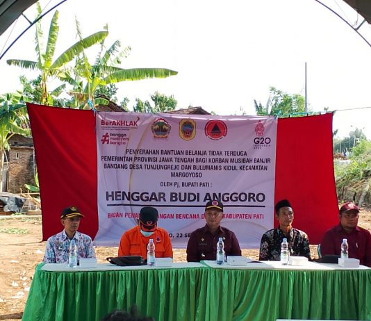 Penjabat (Pj) Bupati Pati, Henggar Budi Anggoro (tengah) saat penyerahan bantuan di Margoyoso