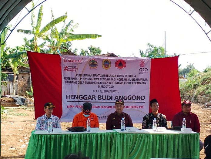 Penjabat (Pj) Bupati Pati, Henggar Budi Anggoro (tengah) saat penyerahan bantuan di Margoyoso