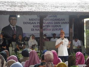 Mentri Perdagangan Republik Indonesia Zulkifli Hasan saat berada di Nadheera Hijab Purwosari Kudus menemui para UMKM