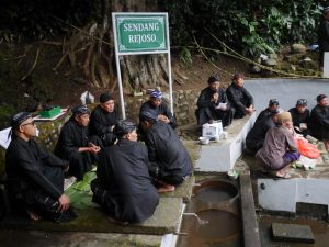 Masyarakat sekitar mengikuti tradisi Guyang Cekathak di Desa Colo