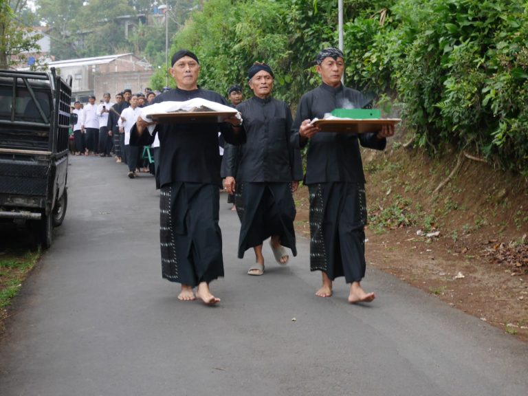 300 Masyarakat Desa Colo Ikuti Proses Guyang Cekathak