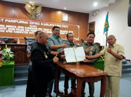 Pimpinan DPRD dan Pj Bupati Pati menandatangani persetujuan bersama atas Raperda tentang Perubahan APBD Kabupaten Pati Tahun 2022