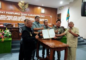 Pimpinan DPRD dan Pj Bupati Pati menandatangani persetujuan bersama atas Raperda tentang Perubahan APBD Kabupaten Pati Tahun 2022