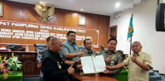 Pimpinan DPRD dan Pj Bupati Pati menandatangani persetujuan bersama atas Raperda tentang Perubahan APBD Kabupaten Pati Tahun 2022