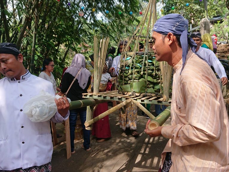 Gelaran Pasar Plumpatan Desa Gondang Manis, Bagikan 100 Bungkus Nasi Aringan
