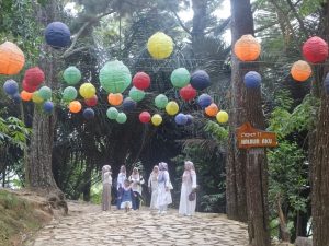 Tampak beberapa orang sedang menikmati keindahan Wahana Pijar Park di Kudus