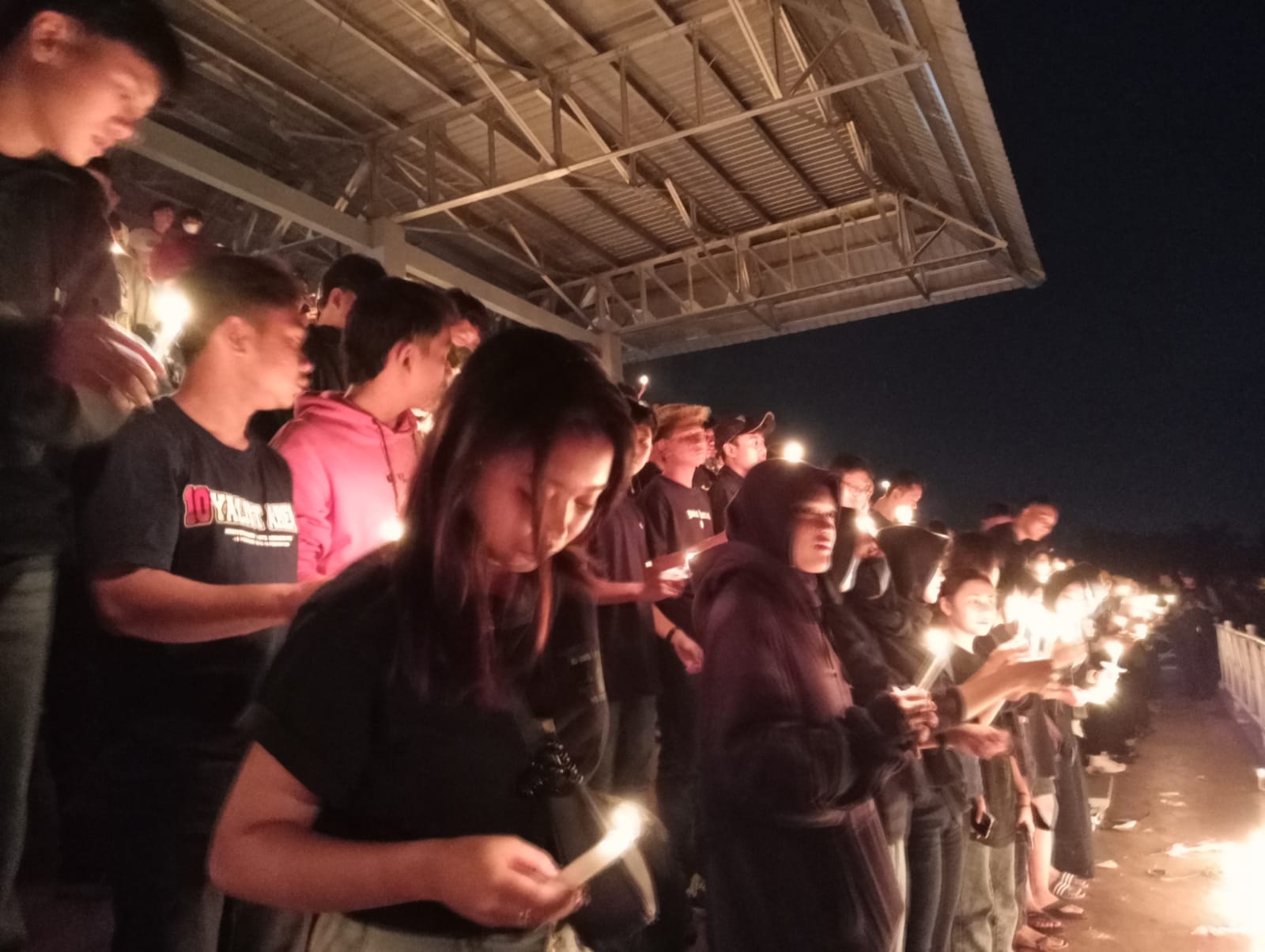 Aliansi Suporter di Kabupaten Pati doa bersama atas tragedi Kanjuruhan di Stadion Joyokusumo Pati, Selasa (4/10/2022)