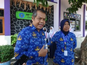 Kepala Sekolah SMP 1 Kaliwungu Abdullah Noor bersama Pembina Petanque Puspitaningrum