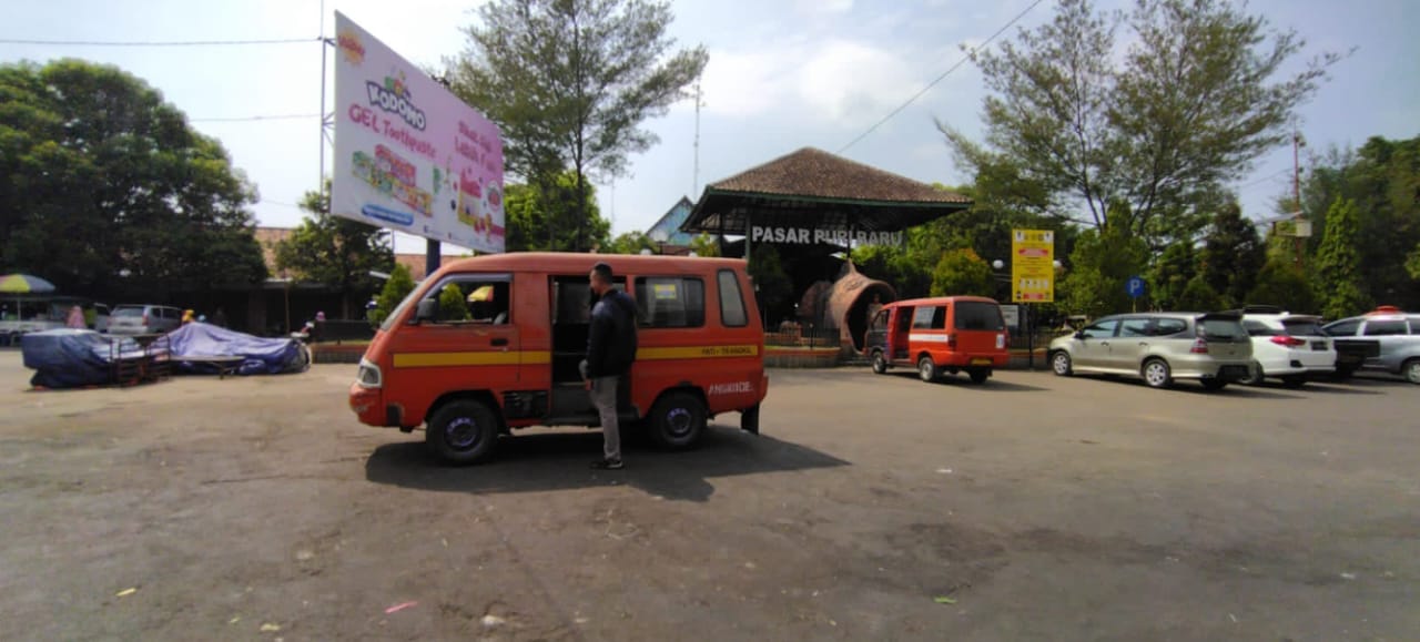 Angkudes tengah calon penumpang di Pasar Puri Baru